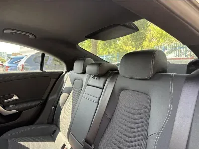 SZARY SEDAN MERCEDES CLASE CLA z 2023 r., BENZYNA, skrzynia biegów AUTOMATYCZNA 150KM, zdjęcie 18 z 18