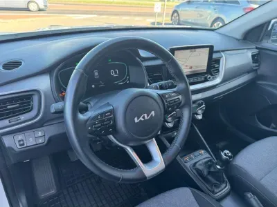 BIAŁY SUV KIA STONIC z 2025 r., BENZYNA, skrzynia biegów MANUALNA 58KM, zdjęcie 17 z 19
