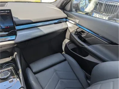 SZARY SEDAN BMW 520I z 2025 r., BENZYNA, skrzynia biegów AUTOMATYCZNA 184KM, zdjęcie 9 z 10