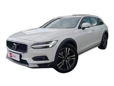 BIAŁY KOMBI VOLVO V90 CROSS COUNTRY z 2021 r., DIESEL, skrzynia biegów AUTOMATYCZNA 235KM, zdjęcie główne