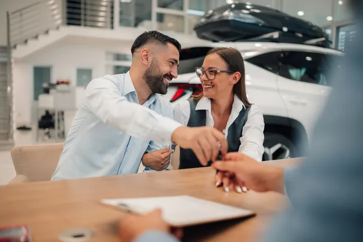 Para omawiająca zakup samochodu w leasingu