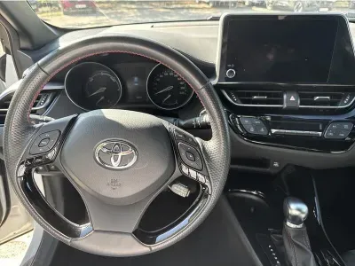 BIAŁY SUV TOYOTA C-HR z 2022 r., HYBRYDA/BENZYNA, skrzynia biegów AUTOMATYCZNA 122KM, zdjęcie 2 z 19