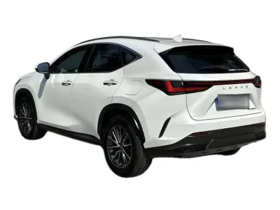 BIAŁY SUV LEXUS NX z 2022 r., HYBRYDA/BENZYNA, skrzynia biegów AUTOMATYCZNA 242KM, zdjęcie 16 z 19