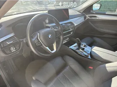 CZARNY KOMBI BMW SERIE 5 z 2023 r., DIESEL, skrzynia biegów AUTOMATYCZNA 150KM, zdjęcie 16 z 19