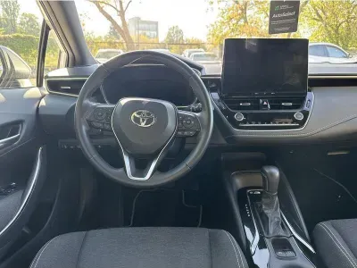 BIAŁY KOMBI TOYOTA COROLLA z 2023 r., HYBRYDA/BENZYNA, skrzynia biegów AUTOMATYCZNA 140KM, zdjęcie 14 z 19