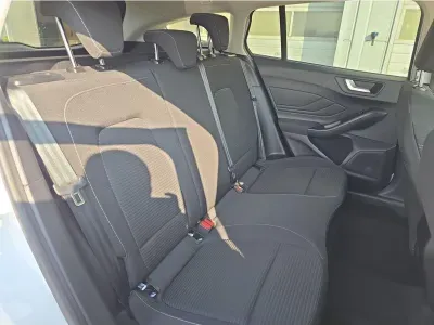 BIAŁY KOMBI FORD FOCUS z 2023 r., BENZYNA, skrzynia biegów MANUALNA 92KM, zdjęcie 22 z 23