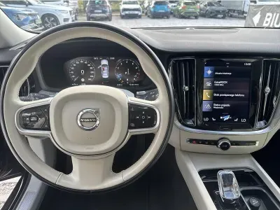 CZARNY SEDAN VOLVO S60 z 2022 r., BENZYNA, skrzynia biegów AUTOMATYCZNA 197KM, zdjęcie 13 z 17