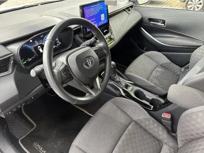 BIAŁY KOMBI TOYOTA COROLLA z 2023 r., HYBRYDA/BENZYNA, skrzynia biegów AUTOMATYCZNA 140KM, zdjęcie 4 z 19