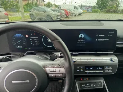 NIEBIESKI SUV HYUNDAI KONA z 2025 r., HYBRYDA/BENZYNA, skrzynia biegów AUTOMATYCZNA 129KM, zdjęcie 5 z 17