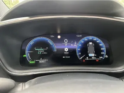 BIAŁY KOMBI TOYOTA COROLLA z 2023 r., HYBRYDA/BENZYNA, skrzynia biegów AUTOMATYCZNA 140KM, zdjęcie 7 z 19