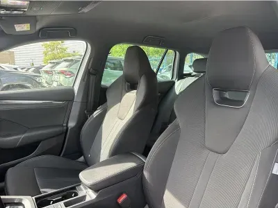 BIAŁY KOMBI SKODA OCTAVIA z 2023 r., BENZYNA, skrzynia biegów AUTOMATYCZNA 150KM, zdjęcie 12 z 19