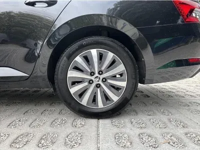 CZARNY KOMBI SKODA SUPERB z 2022 r., DIESEL, skrzynia biegów AUTOMATYCZNA 150KM, zdjęcie 18 z 19