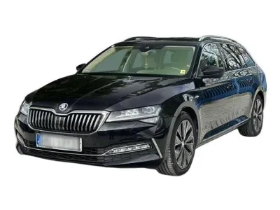 CZARNY KOMBI SKODA SUPERB z 2022 r., BENZYNA, skrzynia biegów AUTOMATYCZNA 190KM, zdjęcie główne