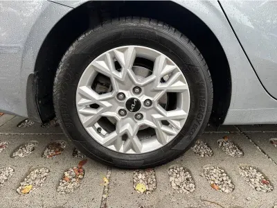 SREBRNY KOMBI KIA CEED z 2023 r., BENZYNA, skrzynia biegów AUTOMATYCZNA 160KM, zdjęcie 16 z 19