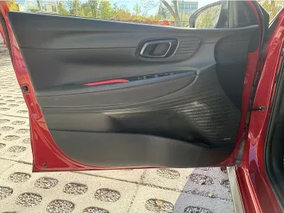CZERWONY HATCHBACK HYUNDAI I20 z 2025 r., BENZYNA, skrzynia biegów AUTOMATYCZNA 101KM, zdjęcie 17 z 19
