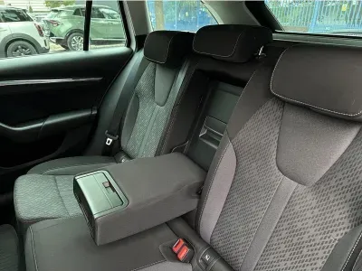 BIAŁY KOMBI SKODA OCTAVIA z 2023 r., BENZYNA, skrzynia biegów AUTOMATYCZNA 150KM, zdjęcie 14 z 19