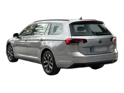 SREBRNY KOMBI VOLKSWAGEN PASSAT z 2023 r., BENZYNA, skrzynia biegów AUTOMATYCZNA 150KM, zdjęcie 17 z 19