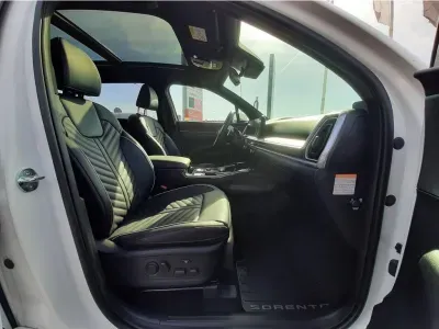 BIAŁY SUV KIA SORENTO z 2024 r., HYBRYDA/BENZYNA, skrzynia biegów AUTOMATYCZNA 159KM, zdjęcie 31 z 32