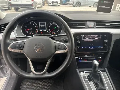 SREBRNY KOMBI VOLKSWAGEN PASSAT z 2023 r., BENZYNA, skrzynia biegów AUTOMATYCZNA 150KM, zdjęcie 2 z 19
