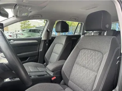 SREBRNY KOMBI VOLKSWAGEN PASSAT z 2023 r., BENZYNA, skrzynia biegów AUTOMATYCZNA 150KM, zdjęcie 13 z 19