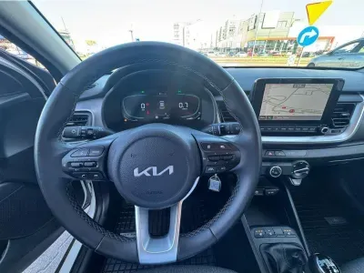 BIAŁY SUV KIA STONIC z 2025 r., BENZYNA, skrzynia biegów MANUALNA 58KM, zdjęcie 12 z 19