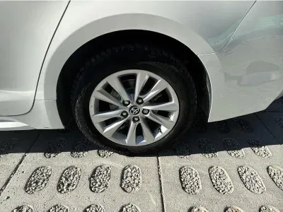 BIAŁY KOMBI TOYOTA COROLLA z 2023 r., HYBRYDA/BENZYNA, skrzynia biegów AUTOMATYCZNA 140KM, zdjęcie 10 z 19