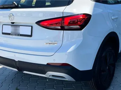 BIAŁY HATCHBACK MG ZS z 2026 r., HYBRYDA/BENZYNA, skrzynia biegów AUTOMATYCZNA 197KM, zdjęcie 11 z 16