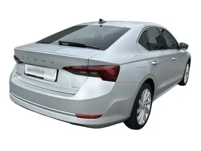 SREBRNY HATCHBACK SKODA OCTAVIA IV z 2022 r., BENZYNA, skrzynia biegów AUTOMATYCZNA 200KM, zdjęcie 3 z 10