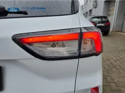 BIAŁY SUV FORD KUGA z 2022 r., HYBRYDA/BENZYNA, skrzynia biegów AUTOMATYCZNA 112KM, zdjęcie 25 z 28
