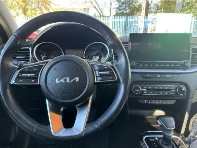 CZERWONY HATCHBACK KIA CEED z 2024 r., BENZYNA, skrzynia biegów AUTOMATYCZNA 140KM, zdjęcie 6 z 19