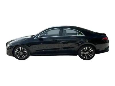 CZARNY SEDAN MERCEDES CLASE CLA z 2023 r., BENZYNA, skrzynia biegów AUTOMATYCZNA 136KM, zdjęcie 2 z 18