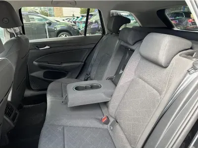 CZARNY KOMBI VOLKSWAGEN GOLF VIII VARIANT z 2023 r., BENZYNA, skrzynia biegów AUTOMATYCZNA 131KM, zdjęcie 16 z 19