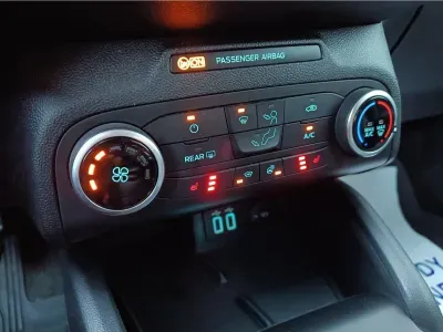 SREBRNY HATCHBACK FORD FOCUS LIM. z 2020 r., BENZYNA, skrzynia biegów MANUALNA 125KM, zdjęcie 6 z 20
