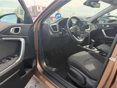 BRĄZOWY KOMBI KIA CEED z 2022 r., BENZYNA, skrzynia biegów MANUALNA 118KM, zdjęcie 7 z 28