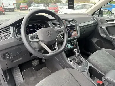 SZARY SUV VOLKSWAGEN TIGUAN z 2023 r., BENZYNA, skrzynia biegów AUTOMATYCZNA 150KM, zdjęcie 15 z 19