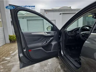 SZARY HATCHBACK FORD FOCUS z 2023 r., HYBRYDA/BENZYNA, skrzynia biegów MANUALNA 92KM, zdjęcie 7 z 29
