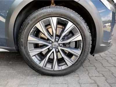 NIEBIESKI KOMBI VOLVO V90 CROSS COUNTRY z 2023 r., HYBRYDA/DIESEL, skrzynia biegów AUTOMATYCZNA 300KM, zdjęcie 2 z 19