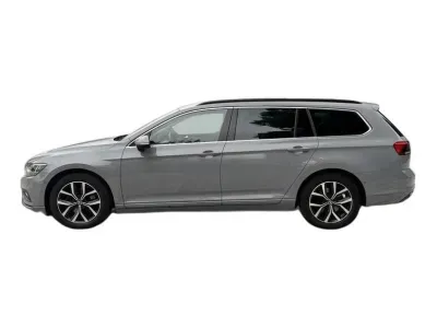SZARY KOMBI VOLKSWAGEN PASSAT z 2023 r., BENZYNA, skrzynia biegów AUTOMATYCZNA 150KM, zdjęcie 10 z 19