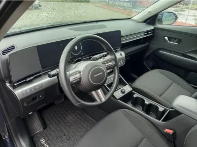 NIEBIESKI SUV HYUNDAI KONA z 2025 r., HYBRYDA/BENZYNA, skrzynia biegów AUTOMATYCZNA 129KM, zdjęcie 11 z 17