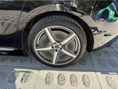 CZARNY SEDAN MERCEDES CLASSE EQE z 2023 r., ELEKTRYCZNY, skrzynia biegów AUTOMATYCZNA 245KM, zdjęcie 6 z 19