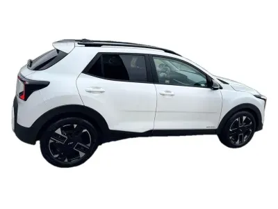 BIAŁY SUV KIA STONIC z 2025 r., HYBRYDA/BENZYNA, skrzynia biegów AUTOMATYCZNA 85KM, zdjęcie 4 z 6