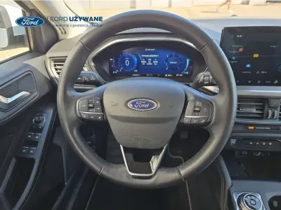 BIAŁY KOMBI FORD FOCUS z 2023 r., DIESEL, skrzynia biegów AUTOMATYCZNA 85KM, zdjęcie 25 z 26