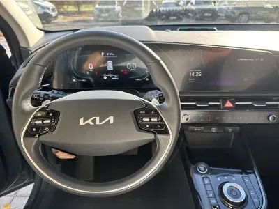 ZIELONY SUV KIA NIRO z 2022 r., HYBRYDA/BENZYNA, skrzynia biegów AUTOMATYCZNA 184KM, zdjęcie 13 z 18