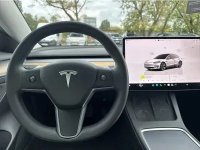 BIAŁY SEDAN TESLA MODEL 3 z 2022 r., ELEKTRYCZNY, skrzynia biegów AUTOMATYCZNA 306KM, zdjęcie 3 z 18