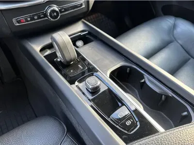 CZARNY SUV VOLVO XC60 z 2022 r., BENZYNA, skrzynia biegów AUTOMATYCZNA 197KM, zdjęcie 5 z 19