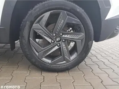 BIAŁY SUV HYUNDAI TUCSON z 2024 r., HYBRYDA/BENZYNA, skrzynia biegów AUTOMATYCZNA 230KM, zdjęcie 14 z 18