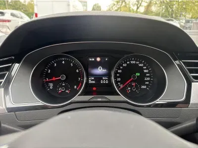 SREBRNY KOMBI VOLKSWAGEN PASSAT z 2022 r., BENZYNA, skrzynia biegów AUTOMATYCZNA 150KM, zdjęcie 11 z 19