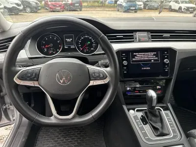 SREBRNY KOMBI VOLKSWAGEN PASSAT z 2023 r., BENZYNA, skrzynia biegów AUTOMATYCZNA 150KM, zdjęcie 6 z 19