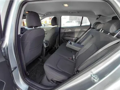 SREBRNY SUV KIA SPORTAGE z 2023 r., BENZYNA, skrzynia biegów AUTOMATYCZNA 110KM, zdjęcie 23 z 24