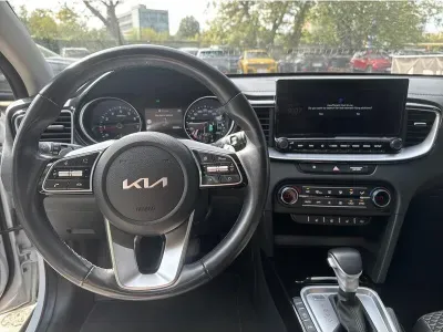 BIAŁY SUV KIA XCEED z 2022 r., BENZYNA, skrzynia biegów AUTOMATYCZNA 160KM, zdjęcie 6 z 19